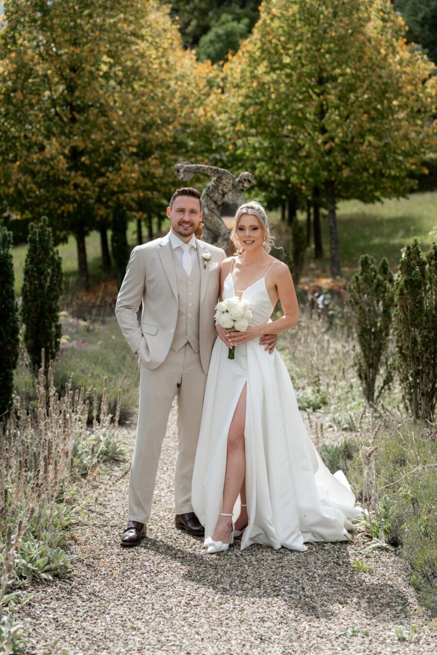 Hochzeit Villa Oriental | Editorial Summer Vibes & Live Cooking 331 Brautpaar im Garten mit Herbstbäumen