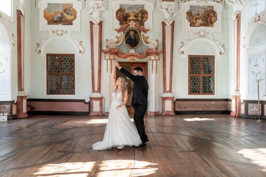 Brautpaar tanzt in prunkvollem historischen Saal