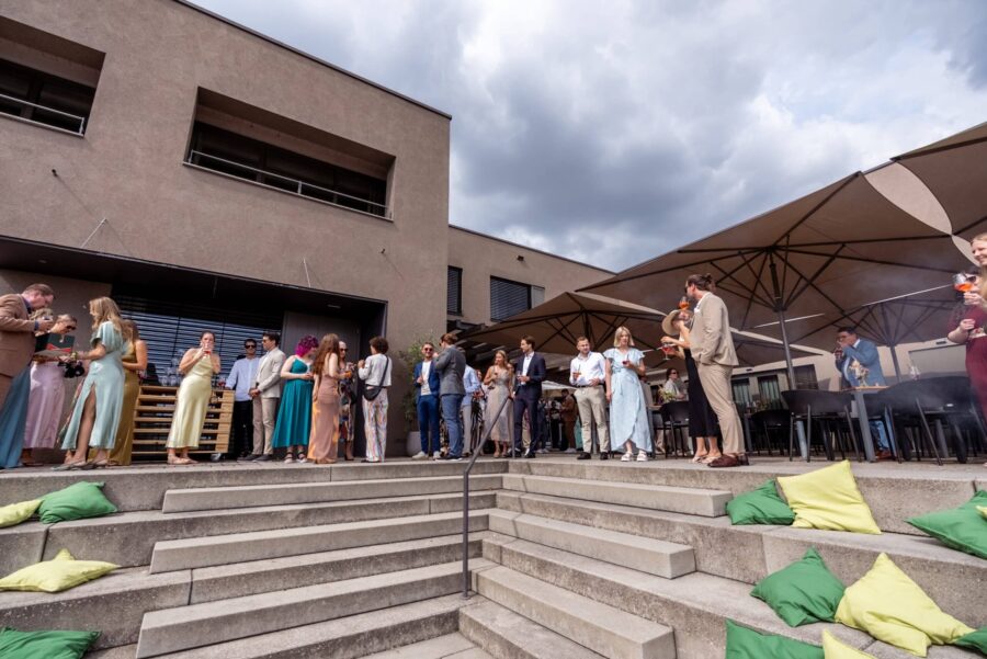 Hochzeit Steinburg Würzburg | Editorial Style & Party | Florian Knusper 30 Gäste bei Hochzeitsfeier auf der Terrasse.