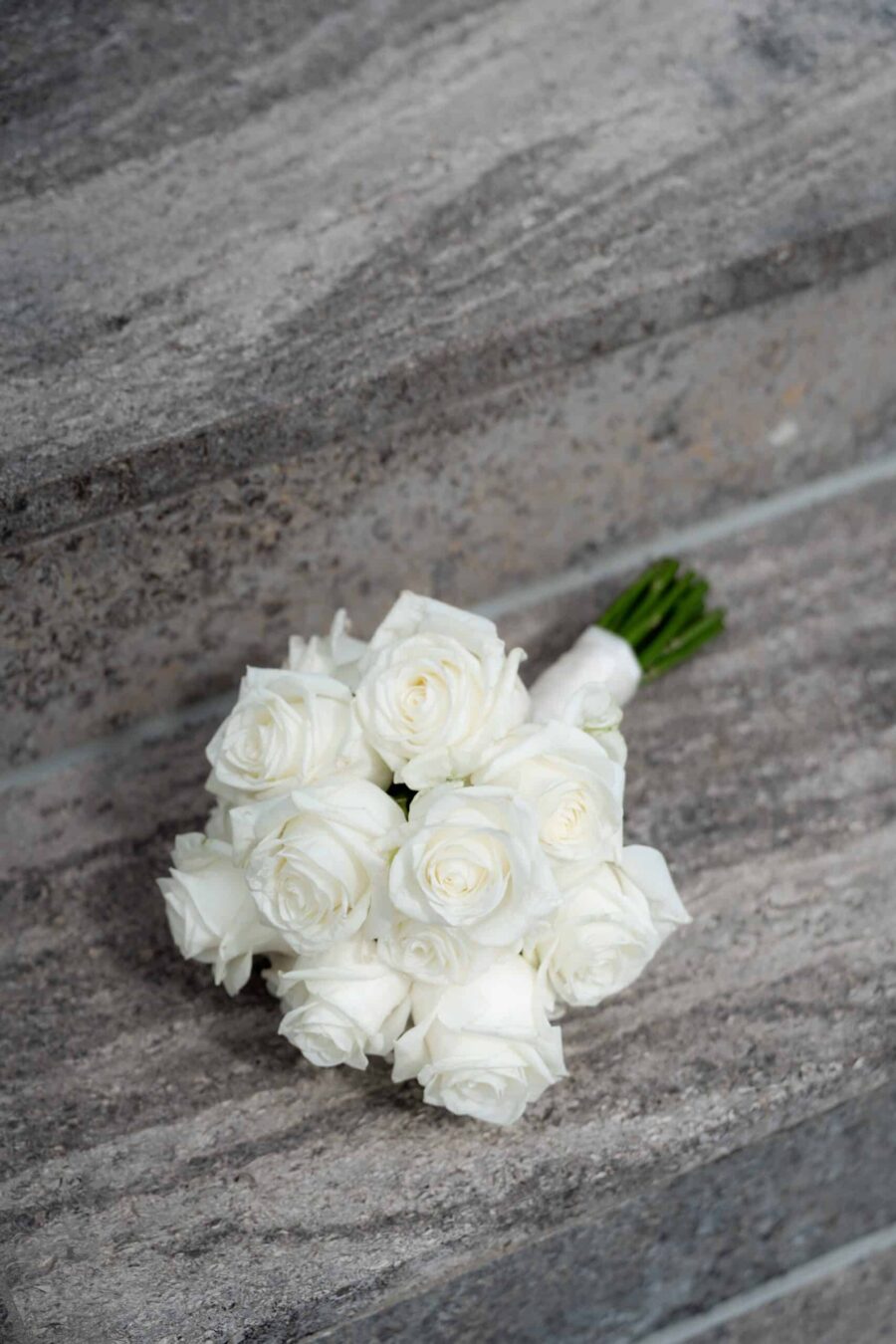 Weißer Brautstrauß auf steinernen Stufen