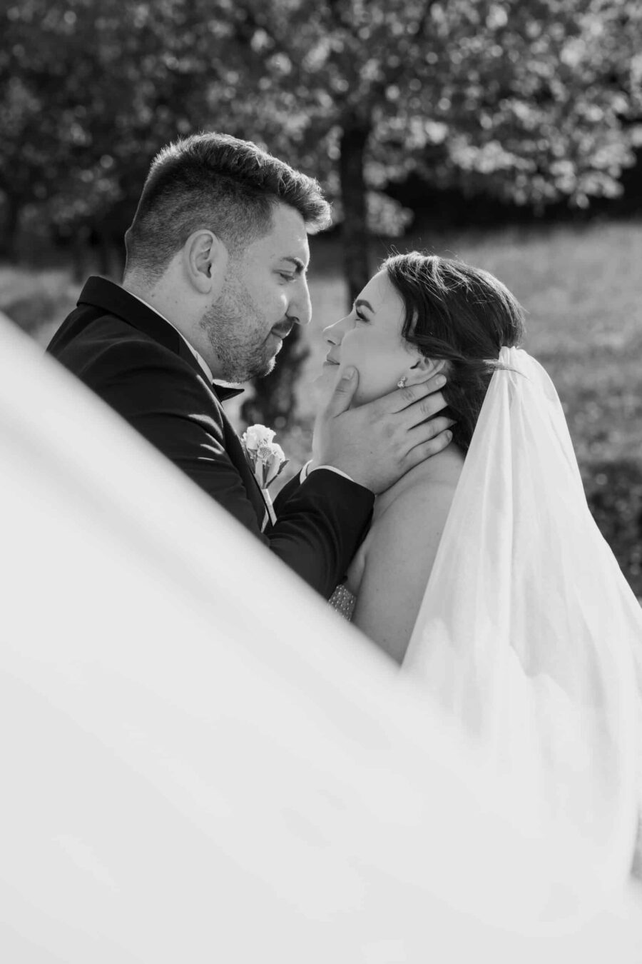 Brautpaar verliebt im Garten, Schwarz-Weiß-Foto