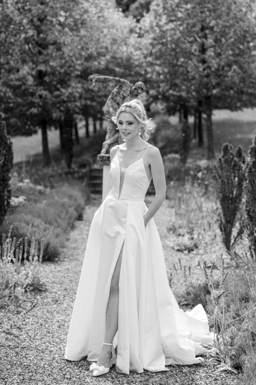 Hochzeit Villa Oriental | Editorial Summer Vibes & Live Cooking 334 Braut im Garten mit historischer Statue