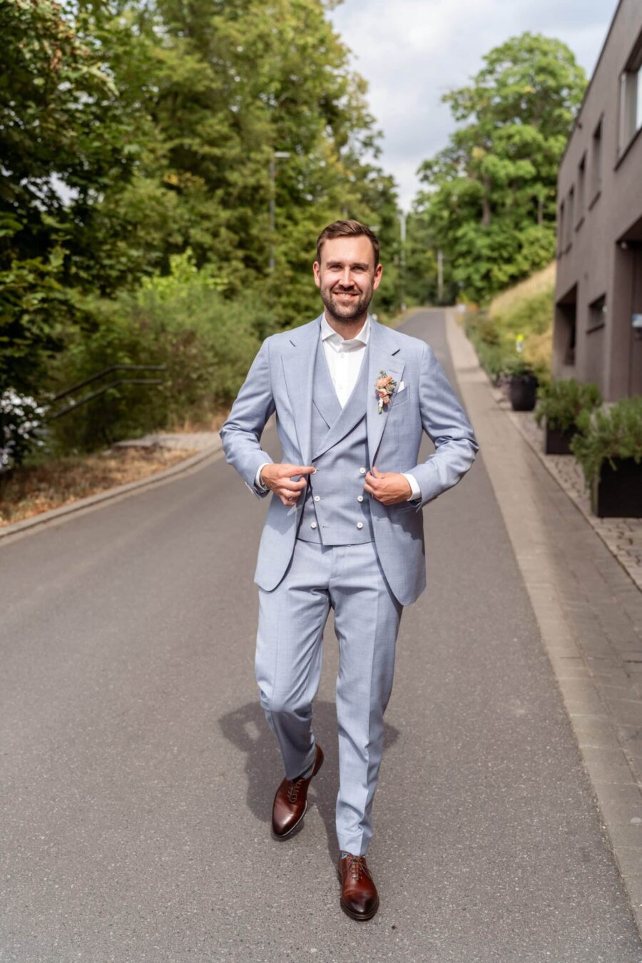 Hochzeit Steinburg Würzburg | Editorial Style & Party | Florian Knusper 31 Bräutigam im Anzug auf Straßenweg im Grünen