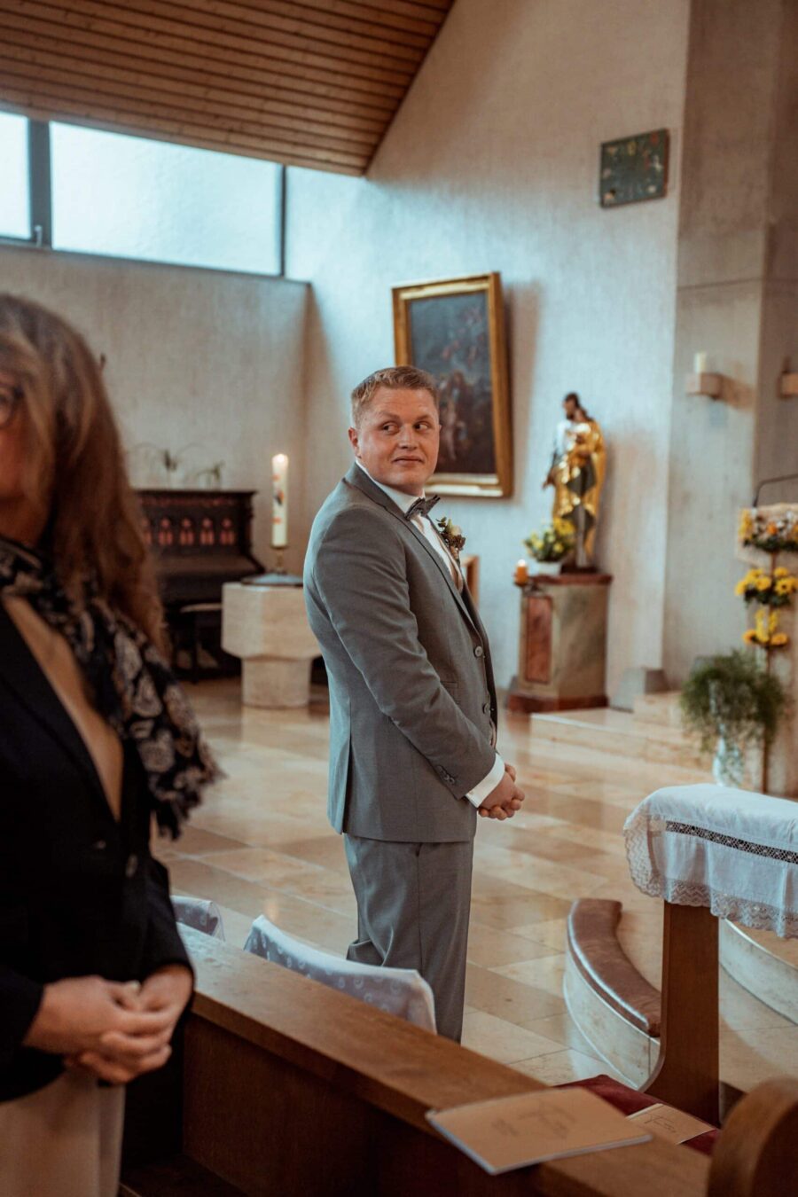 Bräutigam im Anzug in einer Kirche
