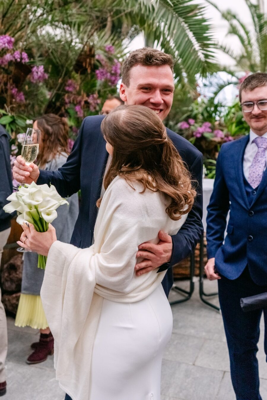 Brautpaar mit Calla-Bouquet und Sekt im Gewächshaus