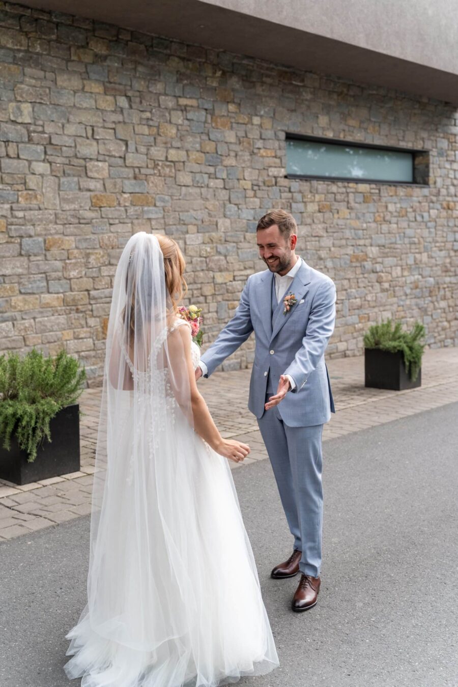 Brautpaar vor Steinmauer bei Hochzeit