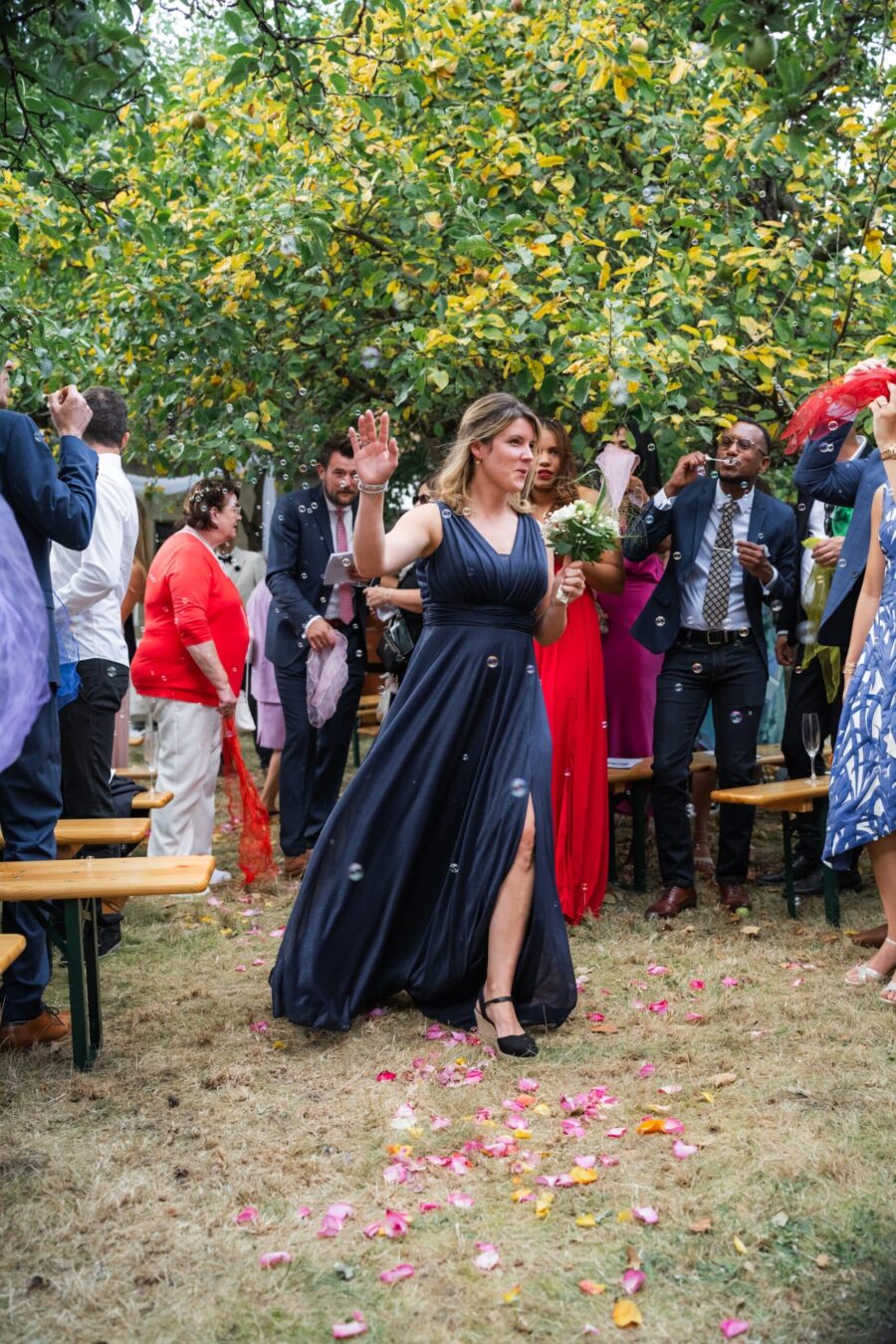 Gäste feiern im Garten mit Seifenblasen