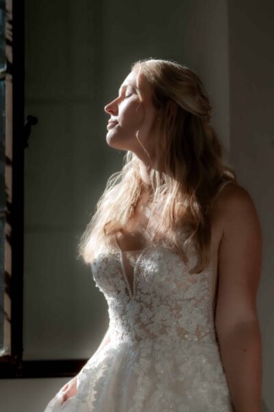 Hochzeitsfotograf Würzburg | Editorial & Documentary Style 28 Braut in Spitzenkleid im Sonnenlicht Kloster Bronnbach
