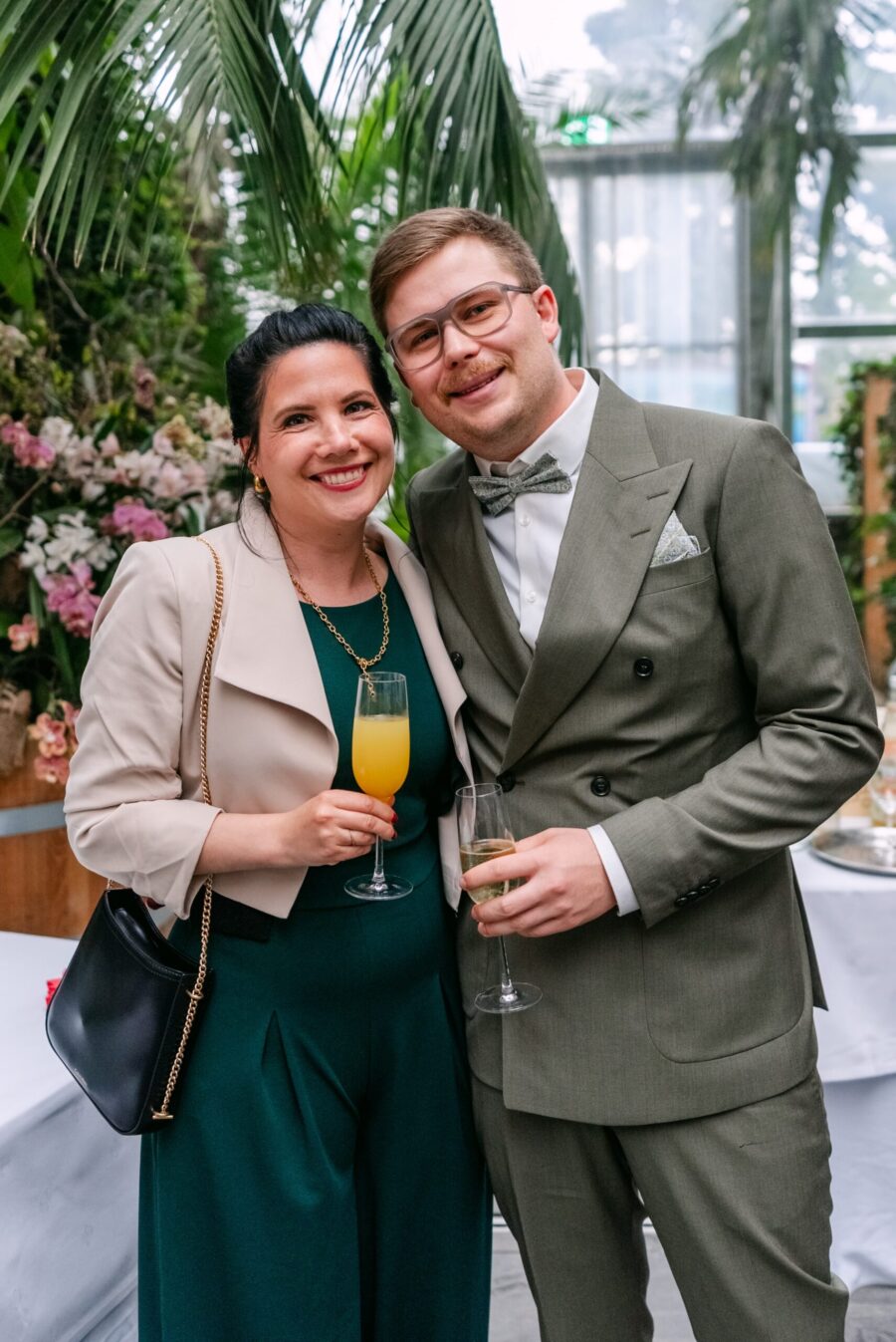 Hochzeit Insel Mainau Bodensee – Heiraten am Bodensee 217 Hochzeitsgäste beim Sektempfang im Gewächshaus