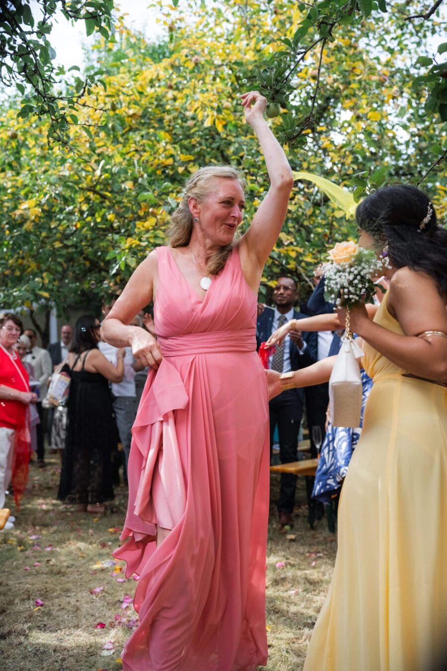 Tanzende Gäste im sommerlichen Garten bei Hochzeit