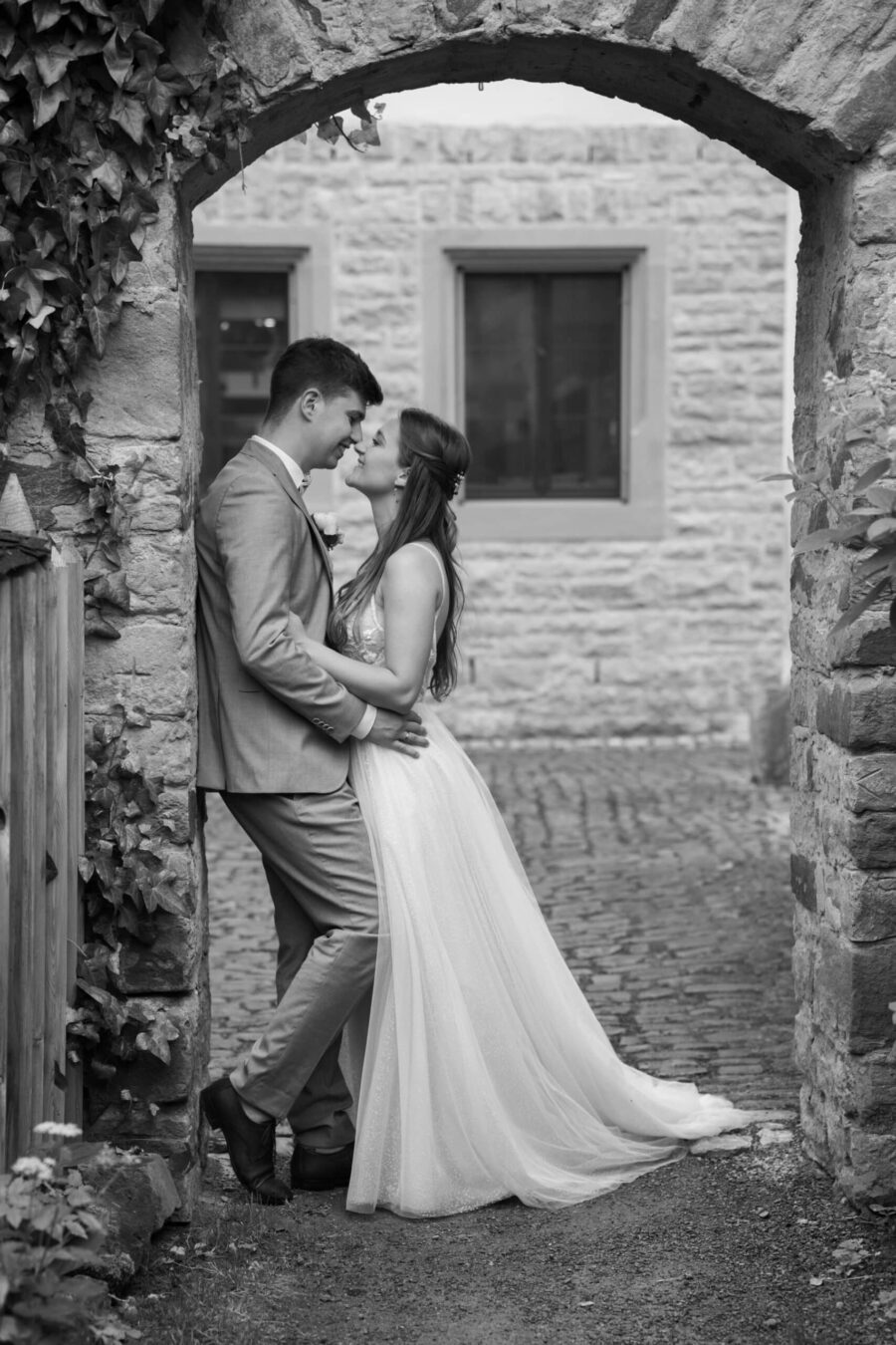 Brautpaar im romantischen Steingarten.
