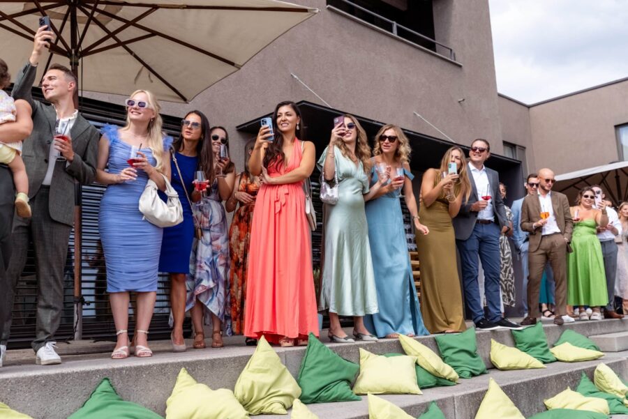 Gäste bei Outdoor-Hochzeit in festlicher Kleidung