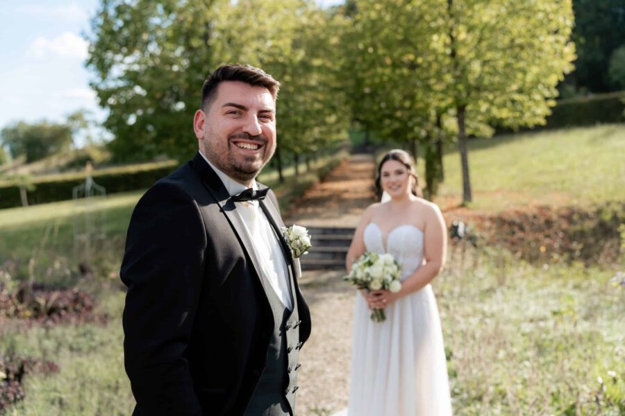 Brautpaar im Garten bei sonnigem Wetter