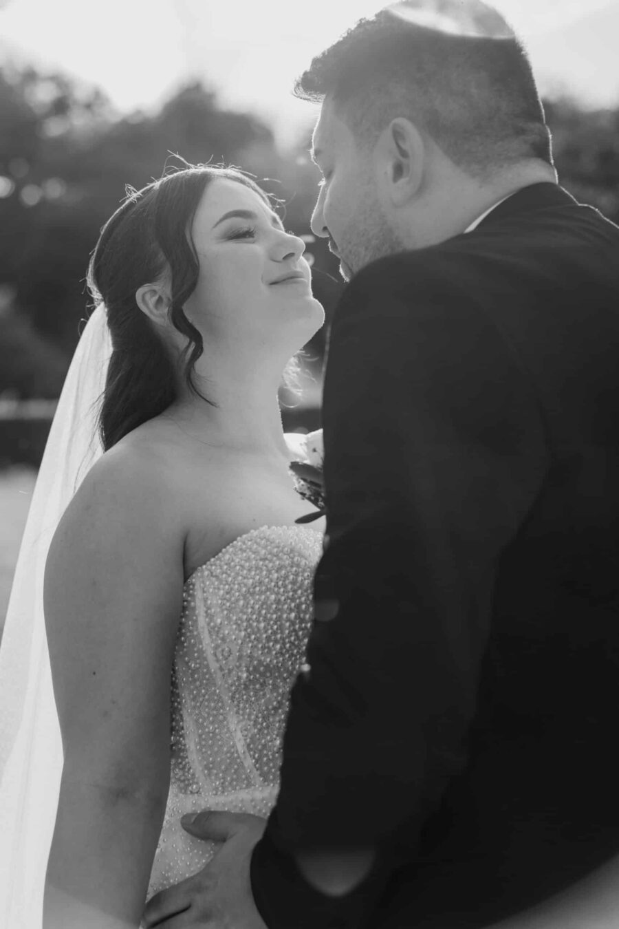 Brautpaar bei sanfter Umarmung im Freien