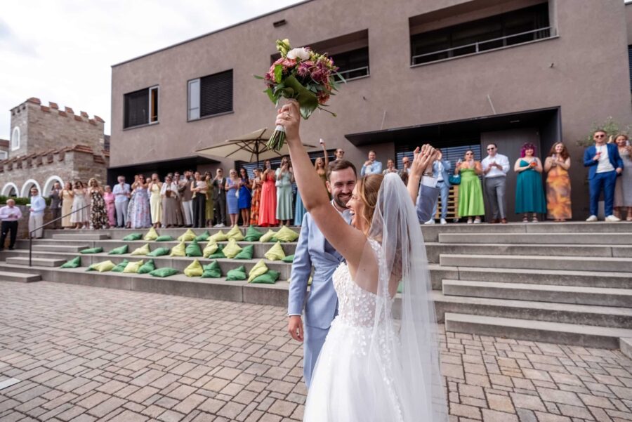 Hochzeit Steinburg Würzburg | Editorial Style & Party | Florian Knusper 131 Brautpaar und Gäste vor moderner Kulisse feiern