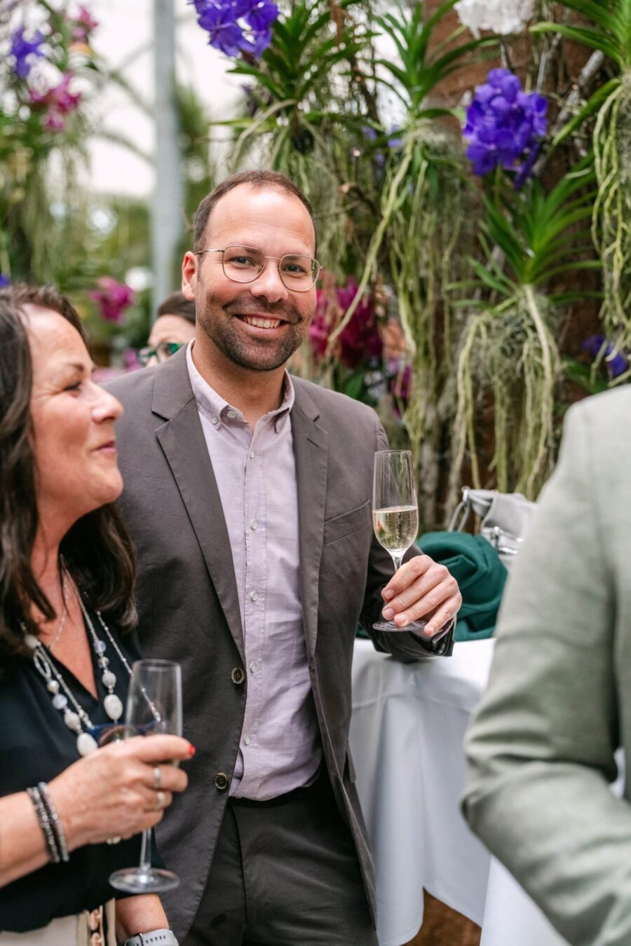 Hochzeit Insel Mainau Bodensee – Heiraten am Bodensee 219 Hochzeitsgäste beim Sektempfang im Blumengarten