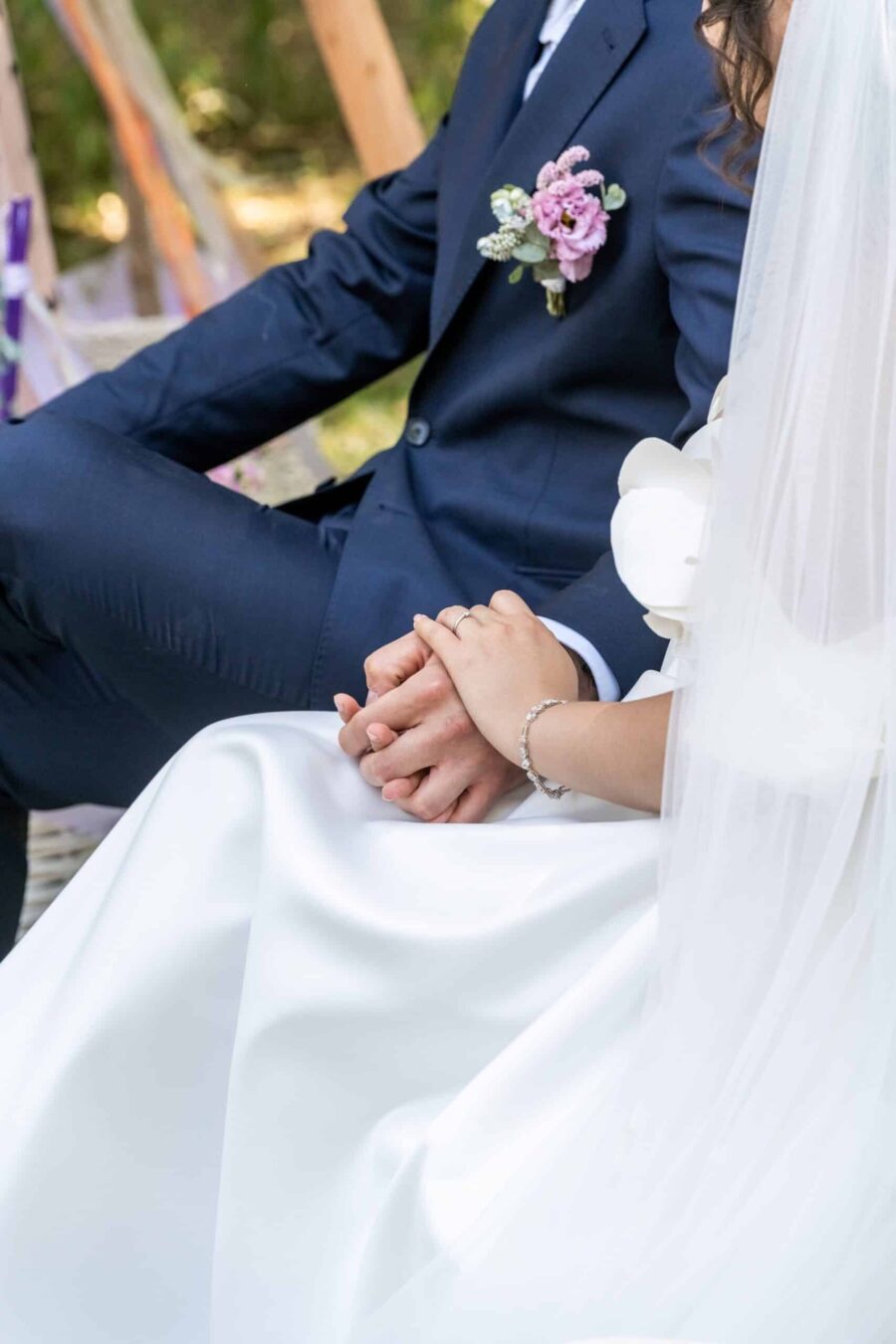 Brautpaar hält Hände während der Trauung. Hofgut Hünersdorff