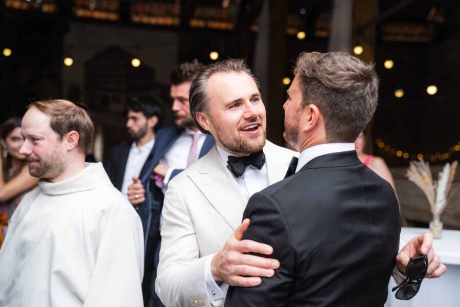 Hochzeitsgäste im Empfangsbereich feiernd