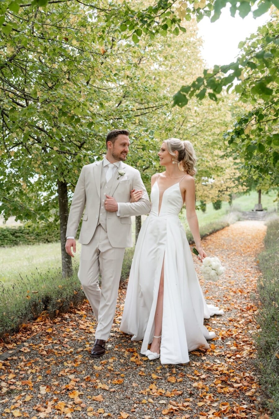 Hochzeit Villa Oriental | Editorial Summer Vibes & Live Cooking 338 Brautpaar spaziert im Herbstgarten