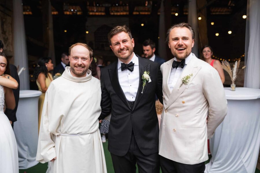 Geselliges Beisammensein bei Hochzeitsfeier drinnen