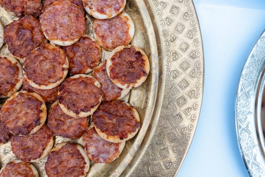 Mini-Pizzen auf orientalischen Servierplatten