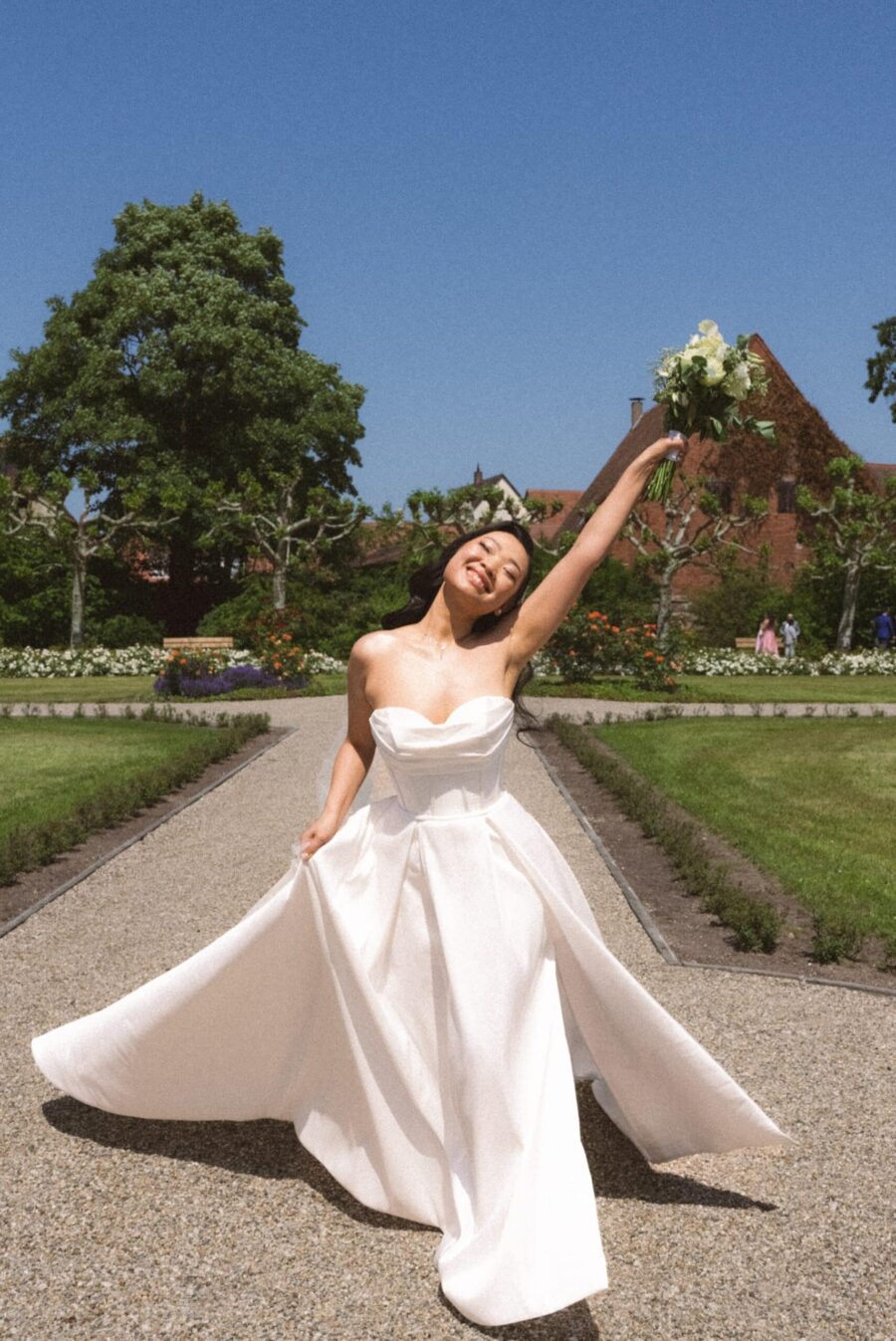 Braut im Gartenjubel, Sommerhochzeit, Hotel Schindlerhof