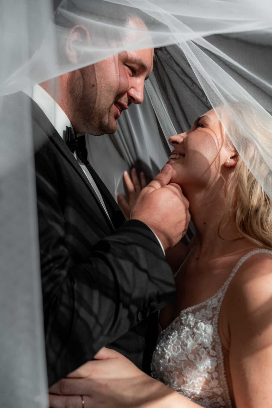 Brautpaar unter Schleier romantisch vereint