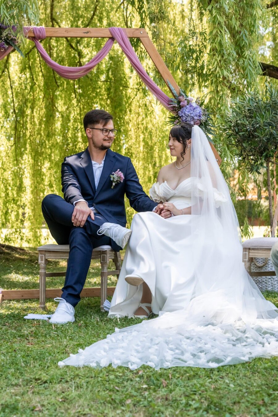 Brautpaar unter Traubogen im Garten, Hofgut Hünersdorff