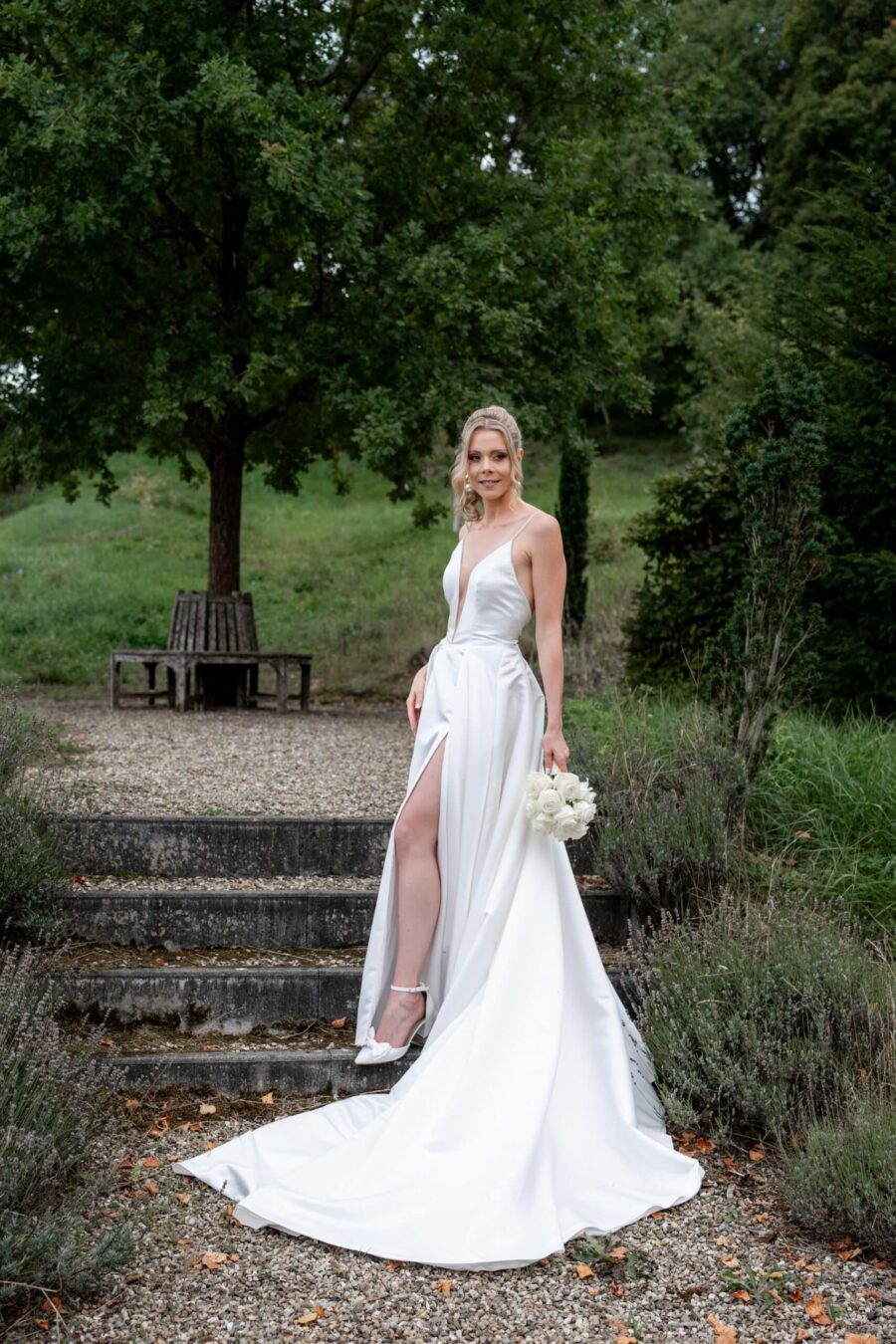 Hochzeit Villa Oriental | Editorial Summer Vibes & Live Cooking 68 Braut im Garten mit Blumenstrauß, Villa Oriental