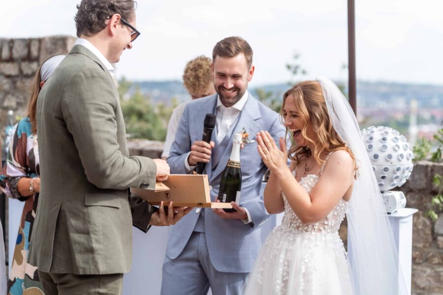 Hochzeit Steinburg Würzburg | Editorial Style & Party | Florian Knusper 135 Bräutigam hält Sektflasche für Hochzeitszeremonie