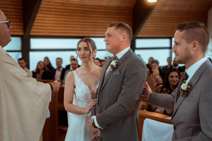 Brautpaar während der Trauungszeremonie in der Kirche