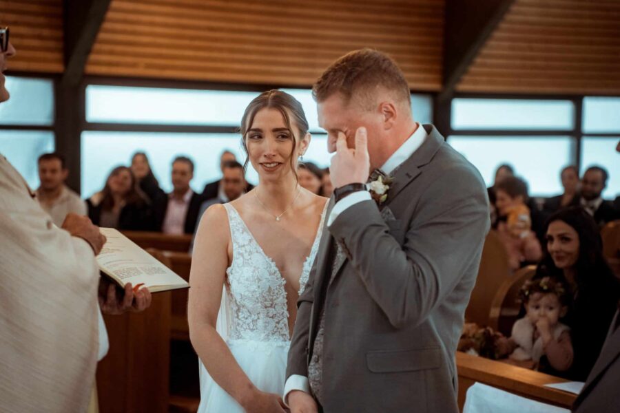 Trauung in der Kirche mit Brautpaar und Gästen