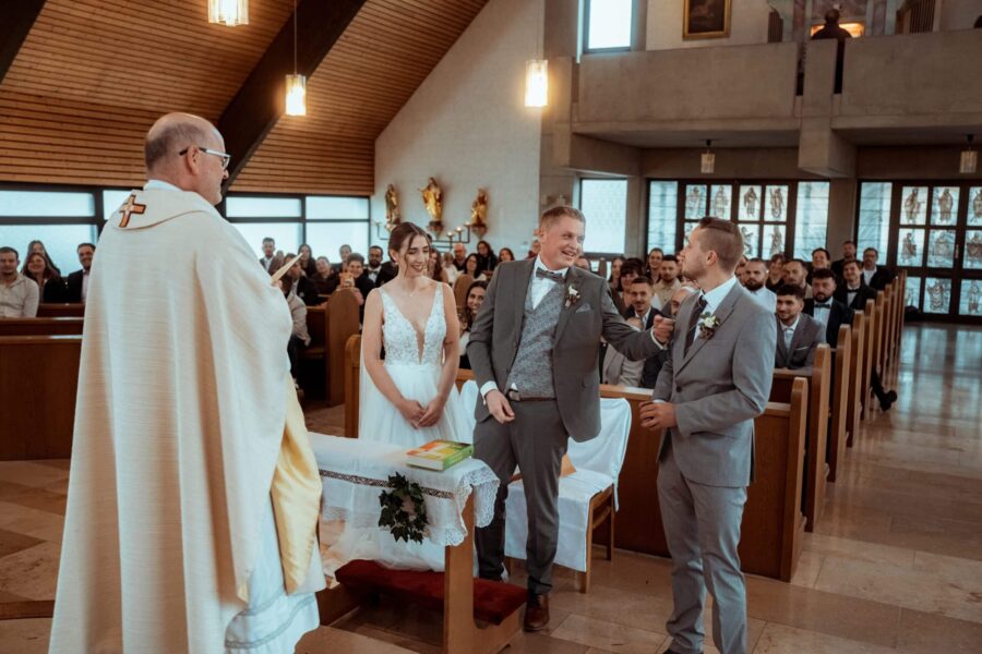 Trauung in Kirche mit Brautpaar und Gästen.