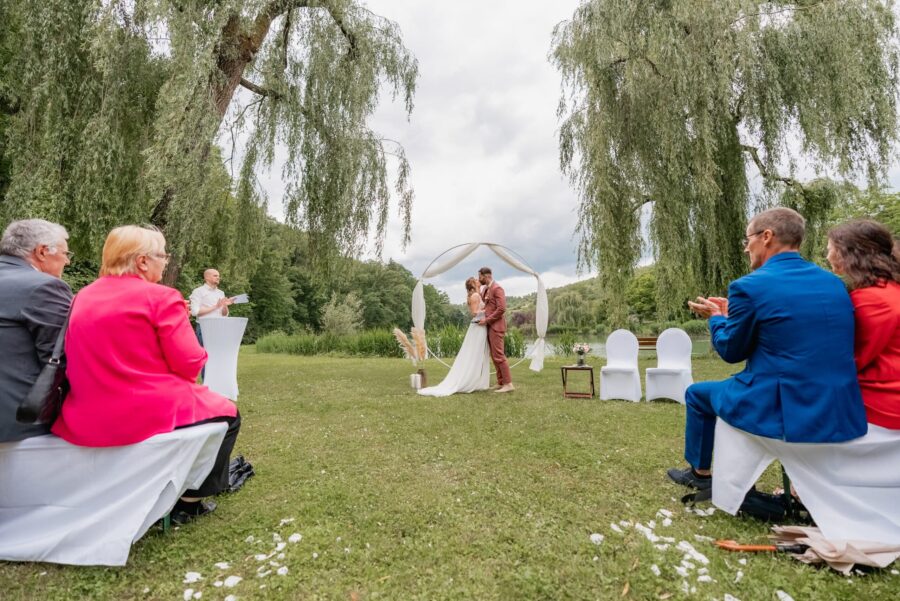 Brautpaar unter Pavillon im Garten bei Trauung