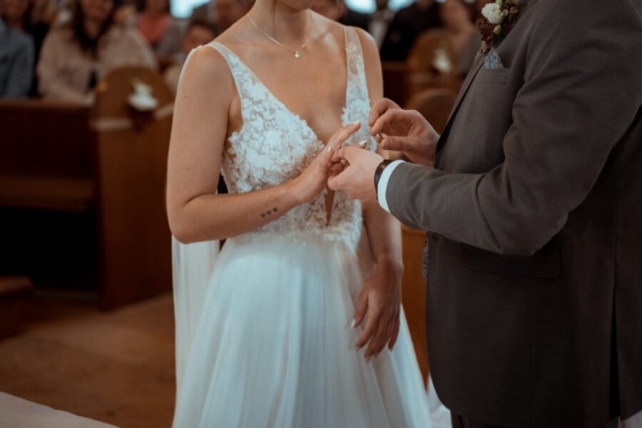 Ringtausch des Brautpaars in der Kirche