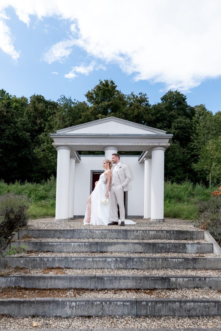 Hochzeit Villa Oriental | Editorial Summer Vibes & Live Cooking 342 Brautpaar vor klassischem Pavillon, Villa Oriental
