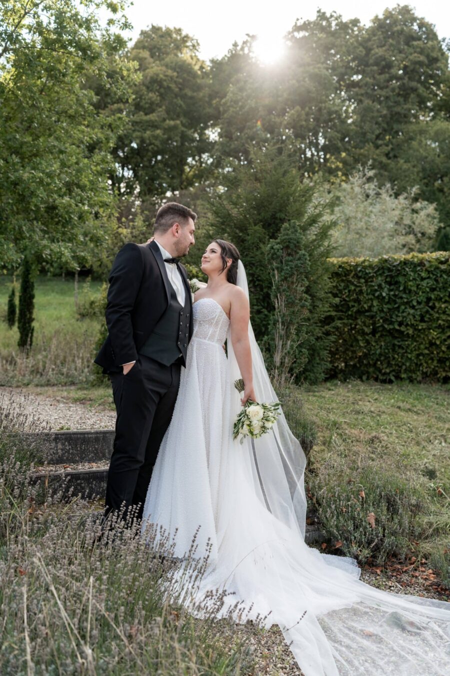 Brautpaar im Garten bei Sonnenschein