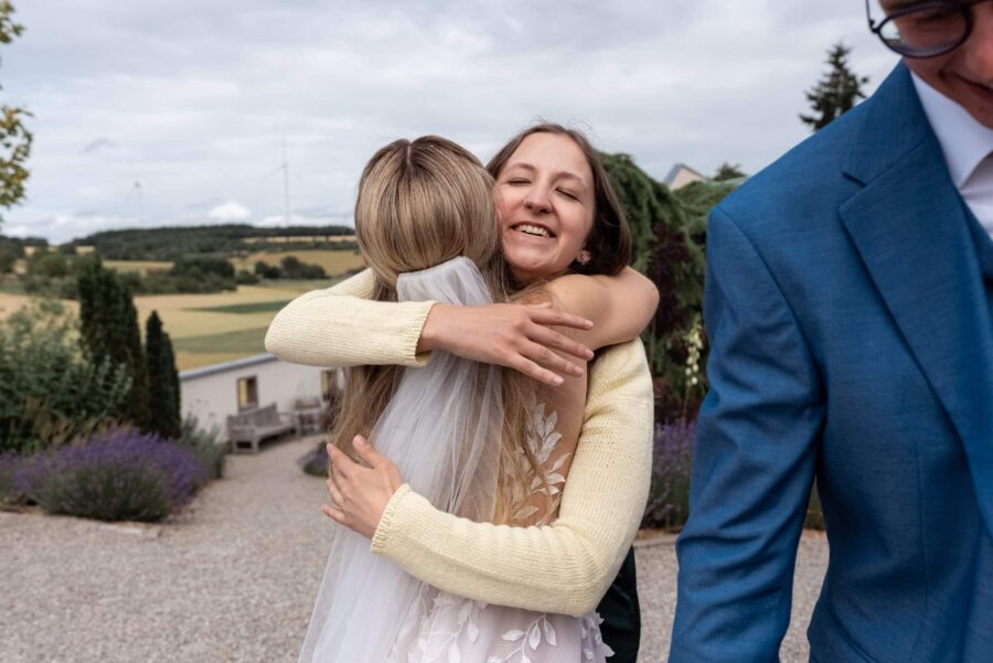 Umarmung bei Hochzeit im ländlichen Garten