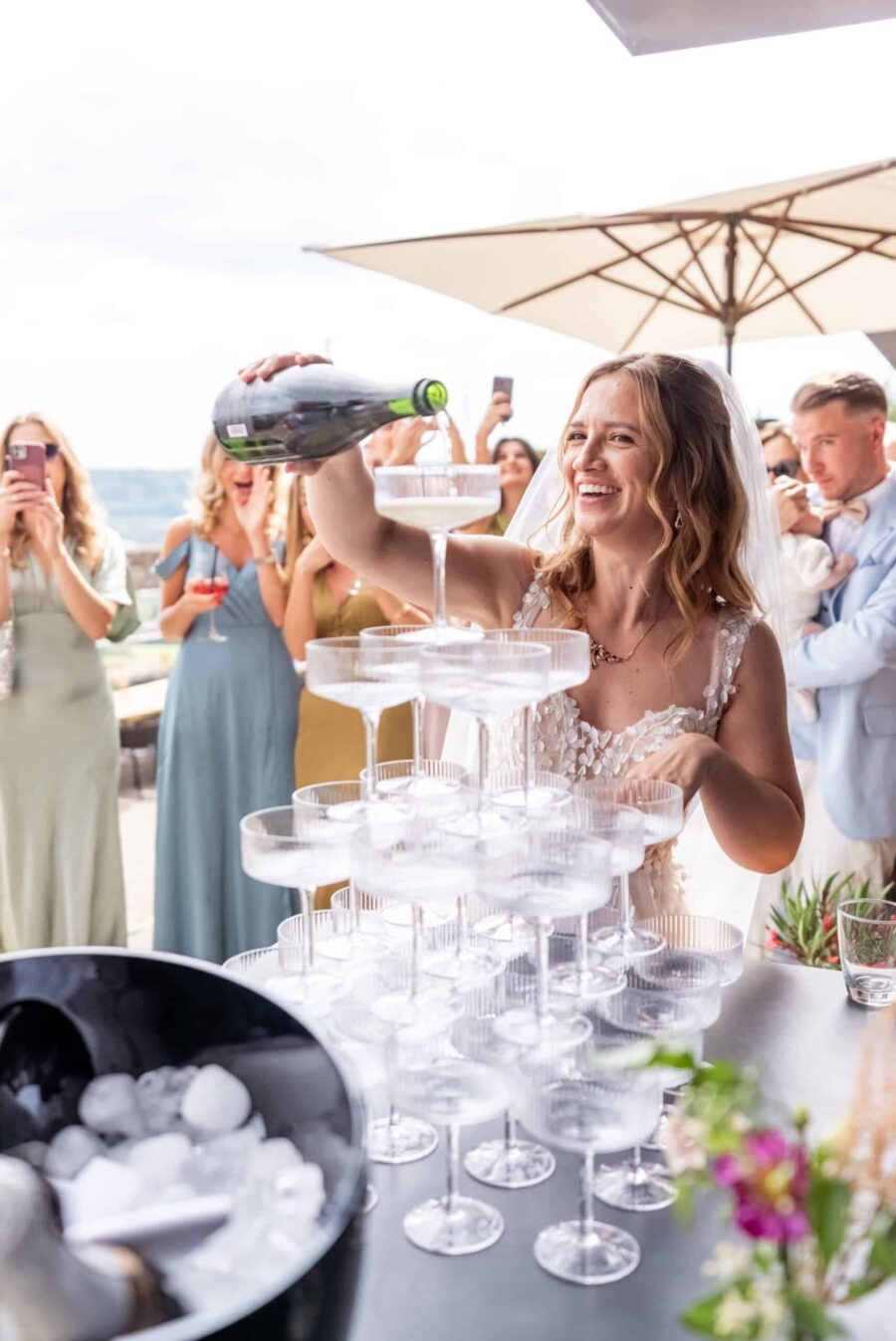 Hochzeit Steinburg Würzburg | Editorial Style & Party | Florian Knusper 136 Sektempfang mit Braut und Pyramide aus Gläsern