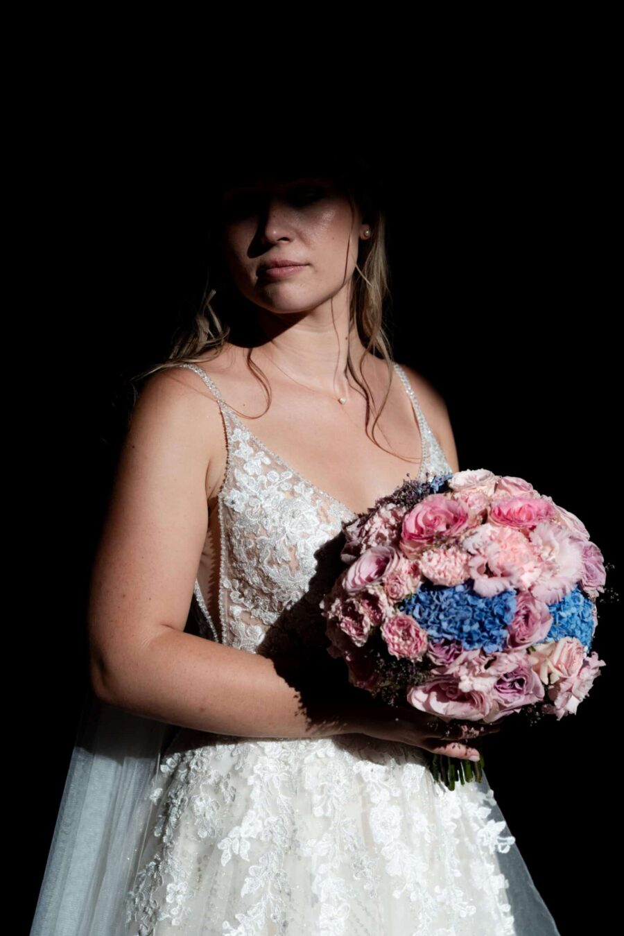 Braut mit Blumenstrauß im festlichen Kleid