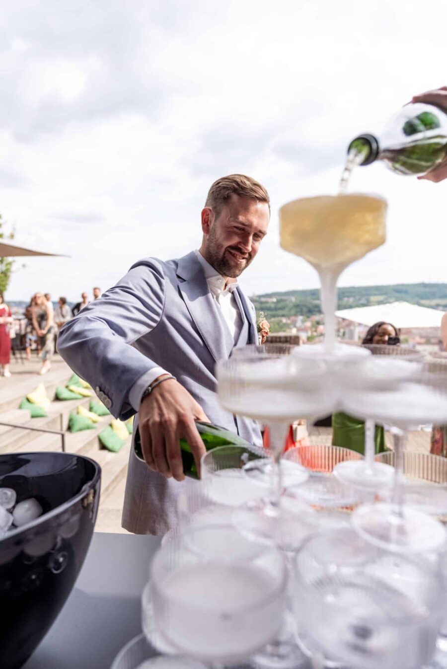 Hochzeit Steinburg Würzburg | Editorial Style & Party | Florian Knusper 43 Champagner-Pyramide auf Hochzeitsterrasse