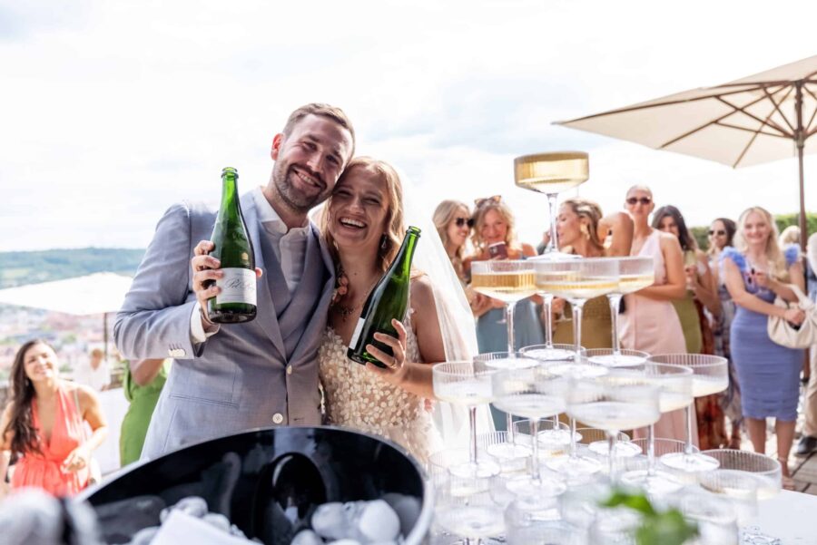 Brautpaar stößt mit Champagner auf Hochzeit an