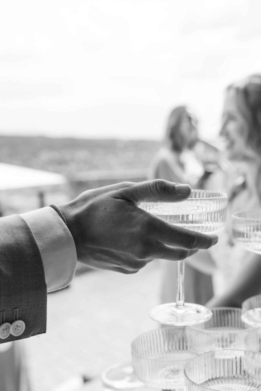 Hochzeit Steinburg Würzburg | Editorial Style & Party | Florian Knusper 45 Sektgläser beim Hochzeitsanstoßen