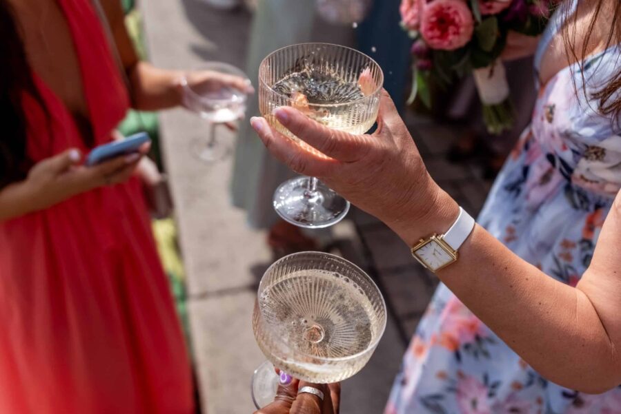 Hochzeit Steinburg Würzburg | Editorial Style & Party | Florian Knusper 46 Gäste stoßen mit Sektgläsern an