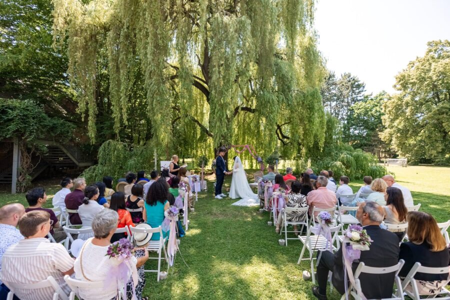 Freie Trauung im Garten unter WeidenbaumHofgut Hünersdorff