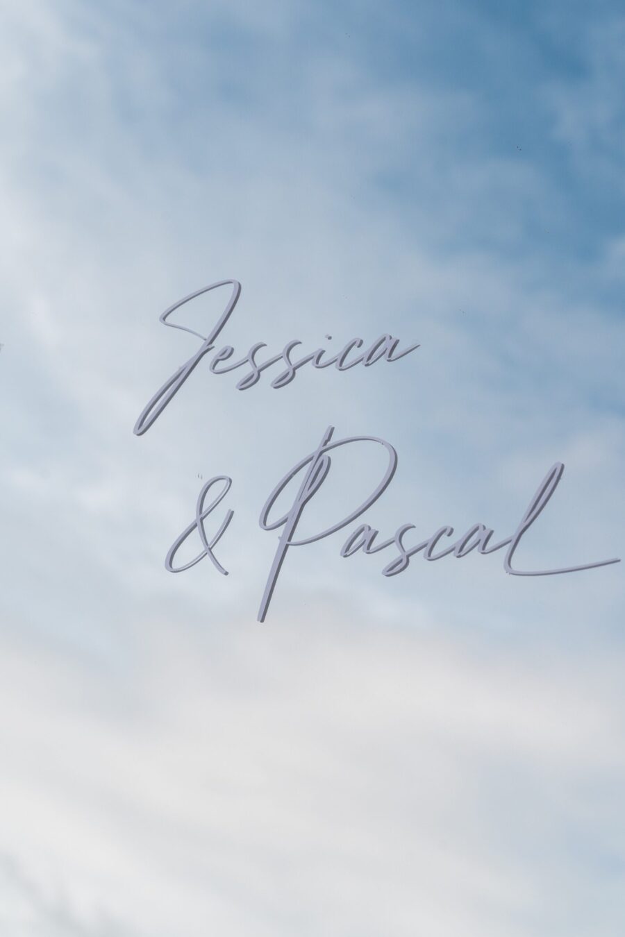 Himmel mit Schriftzug in eleganter Hochzeitsdekoration