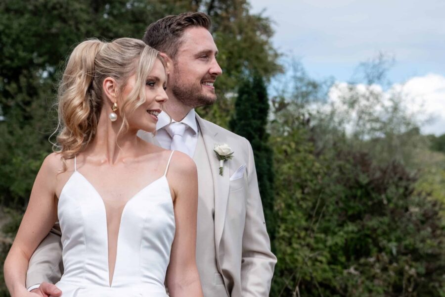 Brautpaar im Garten lächelt, Villa Oriental