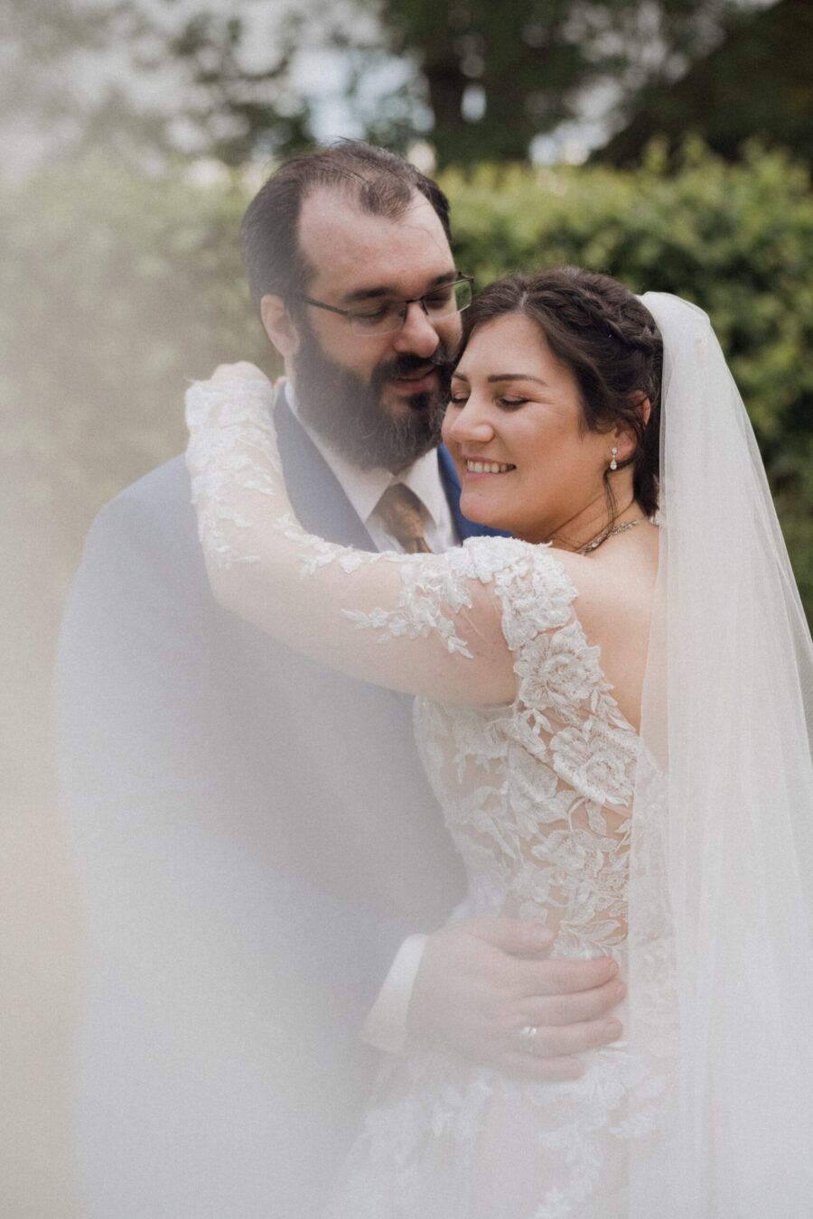 Brautpaar umarmt sich im Garten