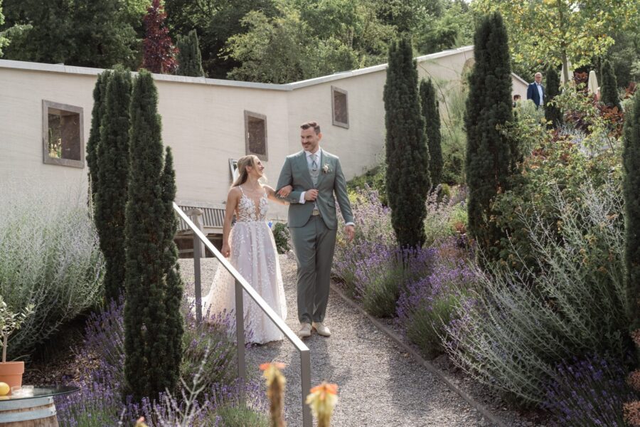 Brautpaar im Sommergarten mit Lavendel.
