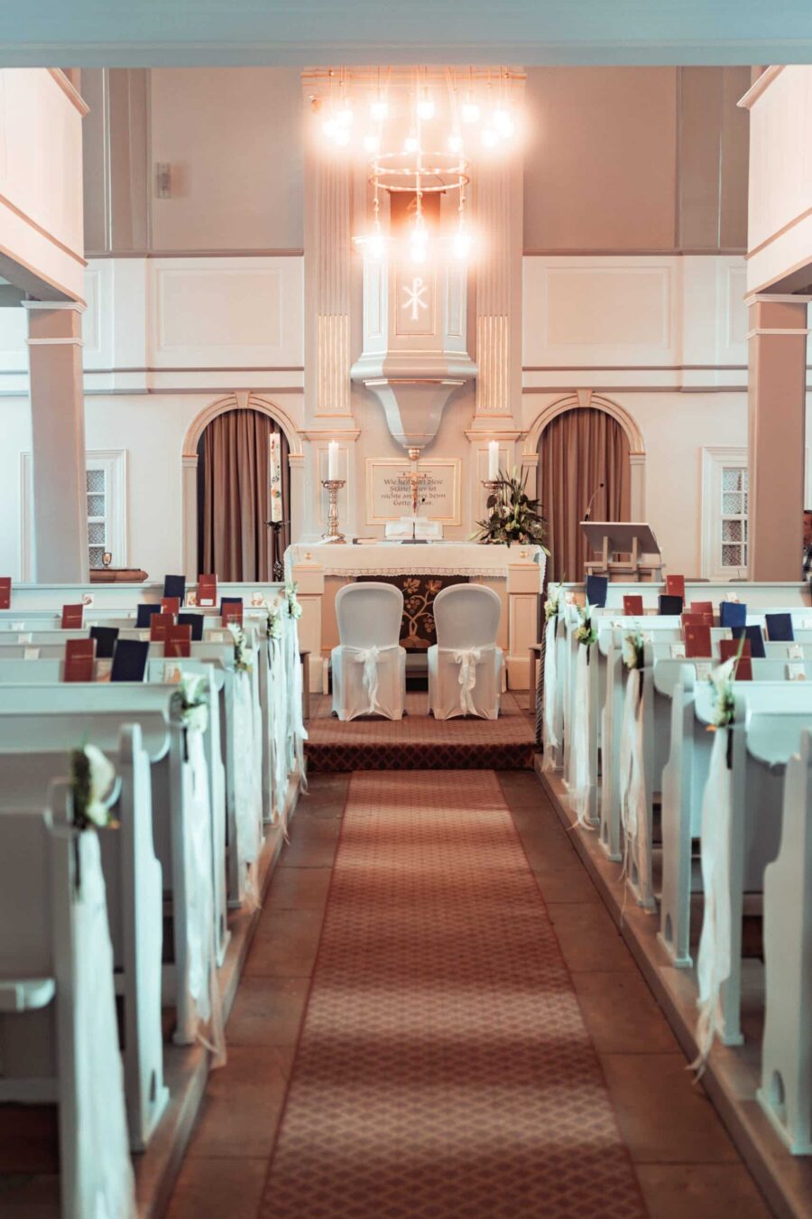 Kirchendekoration für Trauung mit Altar und Bänken